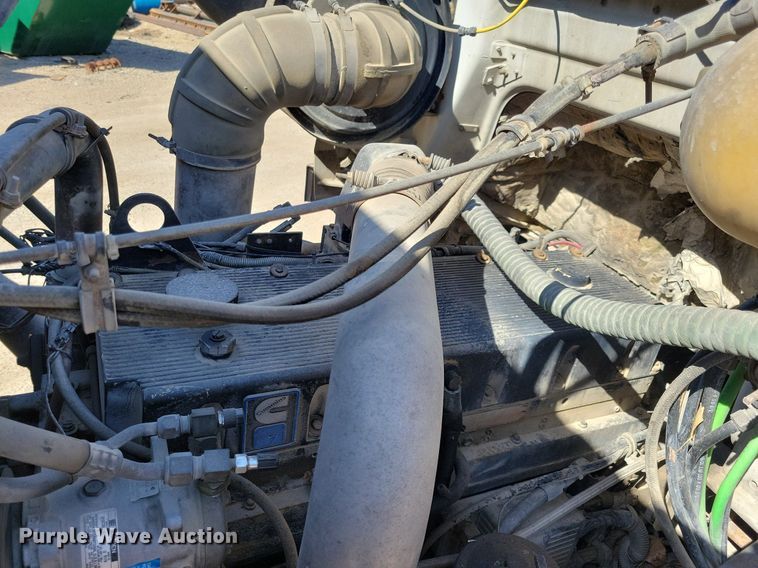 image for item JO9110 1992 White GMC WCA  semi truck