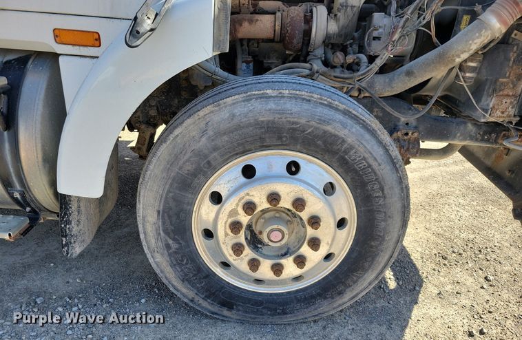 image for item JO9110 1992 White GMC WCA  semi truck