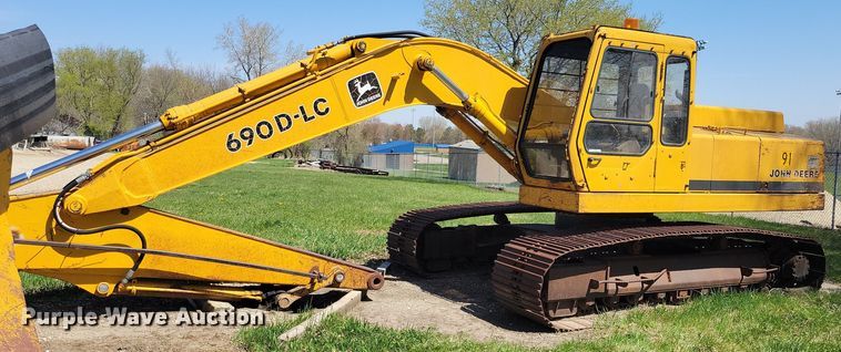 image for item JO9114 1990 John Deere 690D-LC  excavator