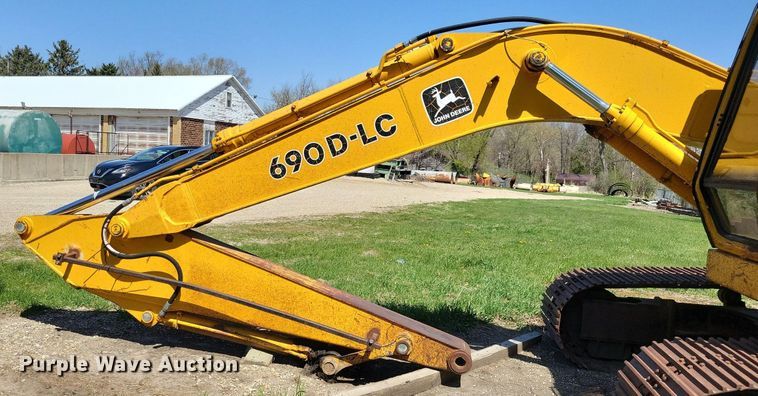 image for item JO9114 1990 John Deere 690D-LC  excavator