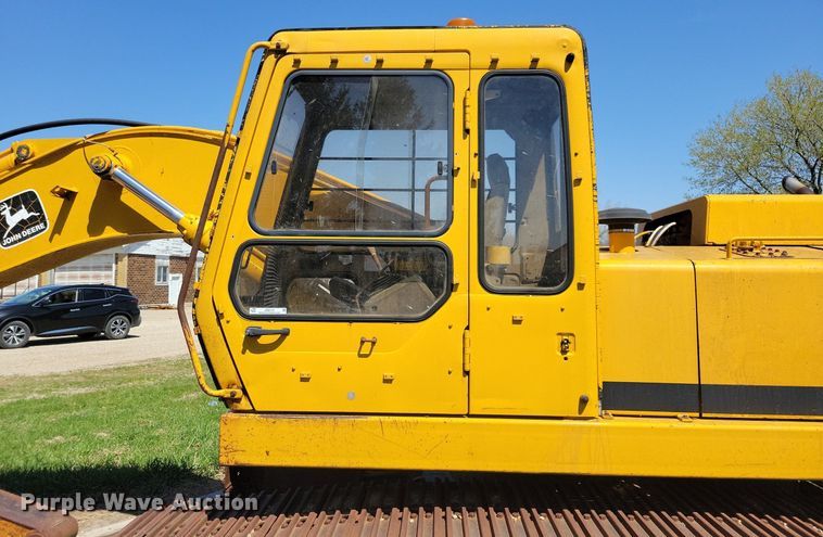 image for item JO9114 1990 John Deere 690D-LC  excavator