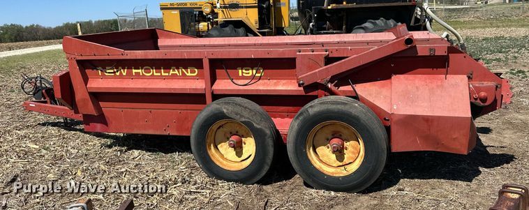 image for item KL9133 New Holland 190  manure spreader