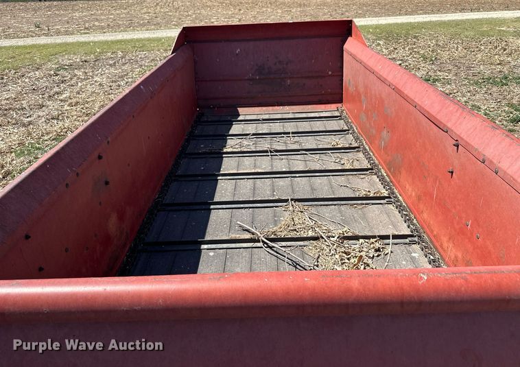 image for item KL9133 New Holland 190  manure spreader