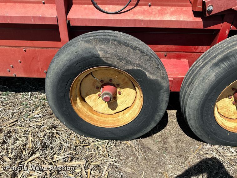 image for item KL9133 New Holland 190  manure spreader