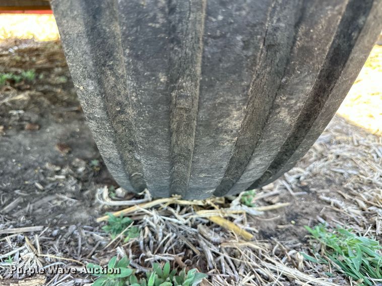 image for item KL9133 New Holland 190  manure spreader