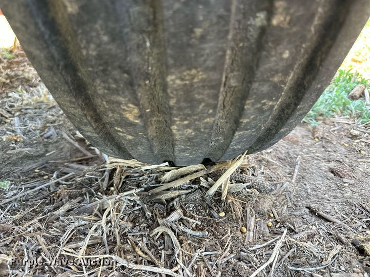 image for item KL9133 New Holland 190  manure spreader