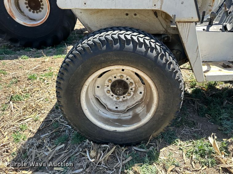 image for item KL9135 Ford LGT195  tractor