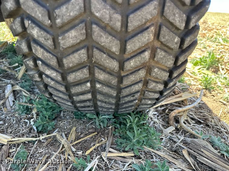 image for item KL9135 Ford LGT195  tractor