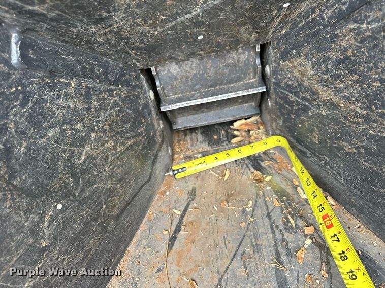 image for item KL9211 2013 Bobcat WC-8BCHIPPER  skid steer wood chipper