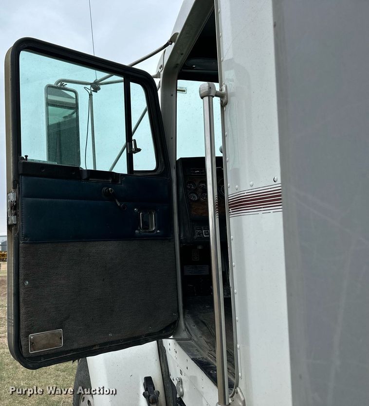 image for item KL9213 1994 Kenworth T800  dump truck