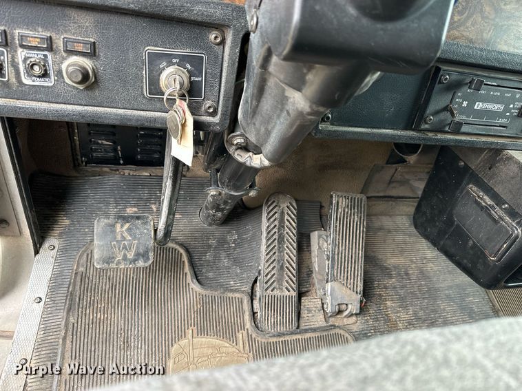 image for item KL9213 1994 Kenworth T800  dump truck