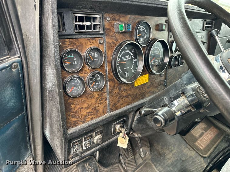 image for item KL9213 1994 Kenworth T800  dump truck