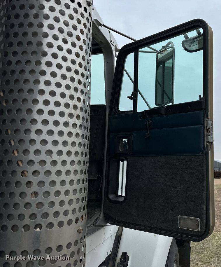 image for item KL9213 1994 Kenworth T800  dump truck