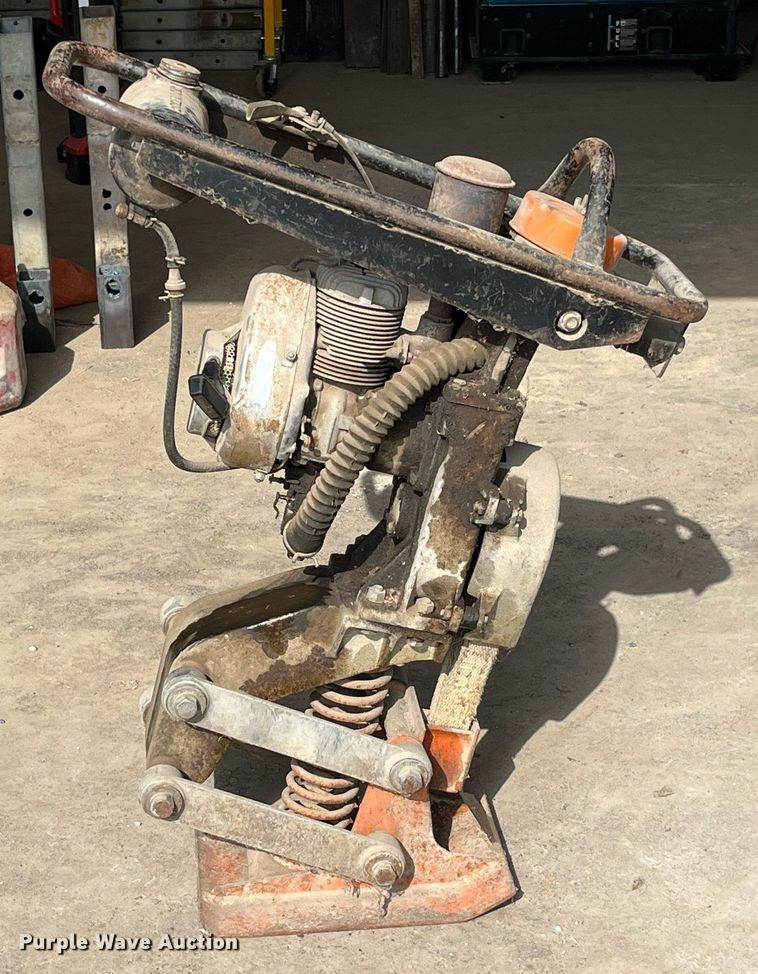 image for item LA9927 M-B-W R-11  plate compactor