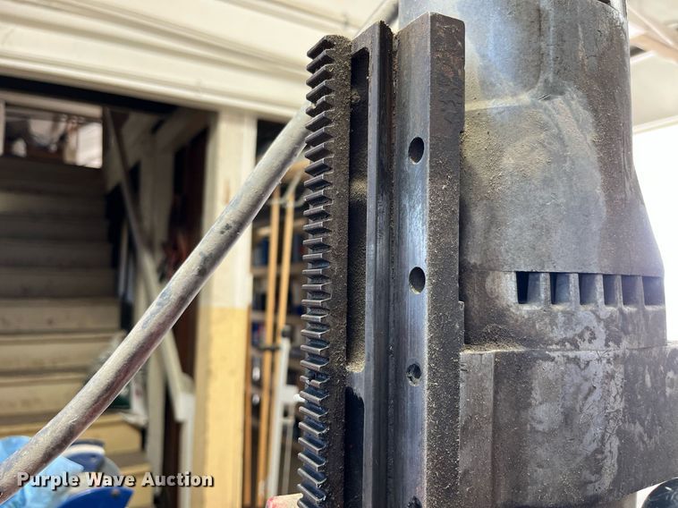 image for item LA9933 Milwaukee 4201  electromagnetic drill press