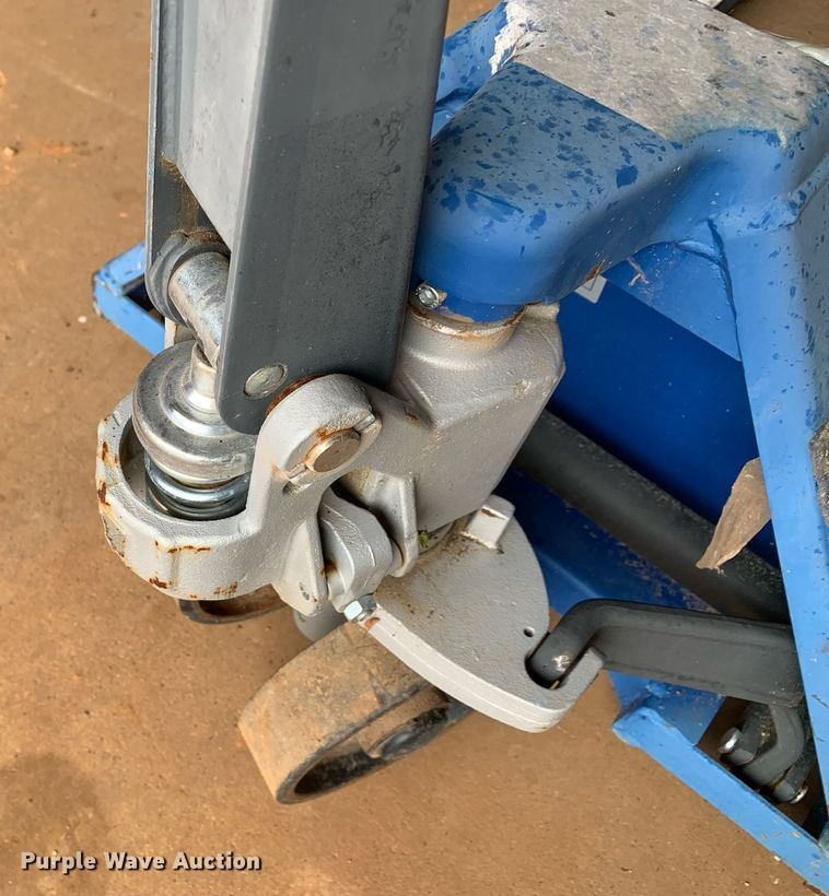 image for item LH9593 2021  pallet jack