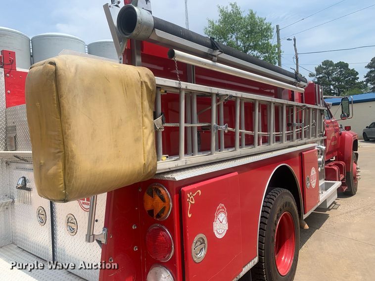 image for item LH9605 1989 Ford F800  pumper fire truck