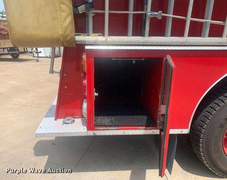 image for item LH9605 1989 Ford F800  pumper fire truck