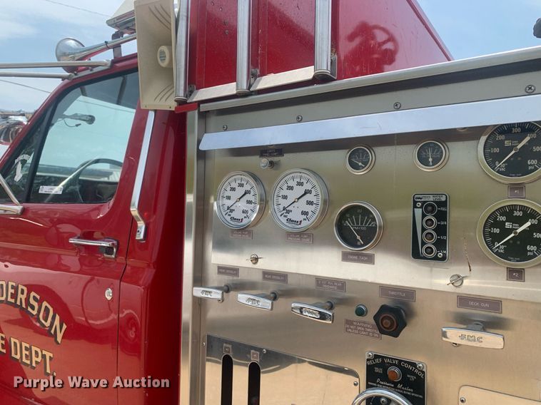 image for item LH9605 1989 Ford F800  pumper fire truck