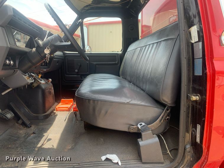 image for item LH9605 1989 Ford F800  pumper fire truck