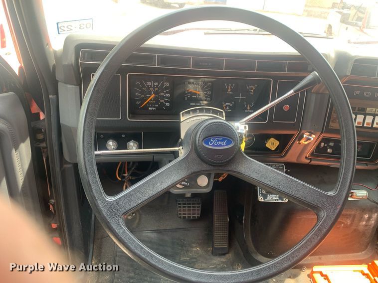 image for item LH9605 1989 Ford F800  pumper fire truck