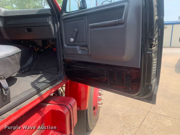 image for item LH9605 1989 Ford F800  pumper fire truck