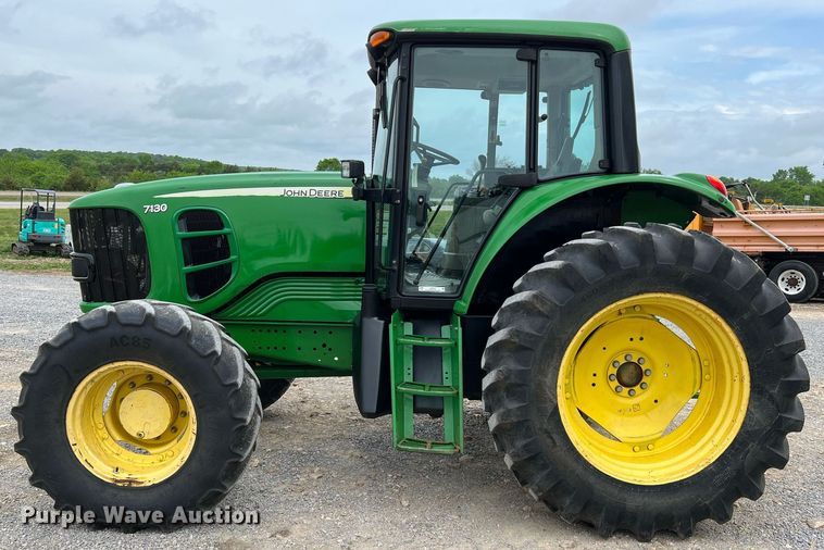 image for item LI9712 John Deere 7130  MFWD tractor