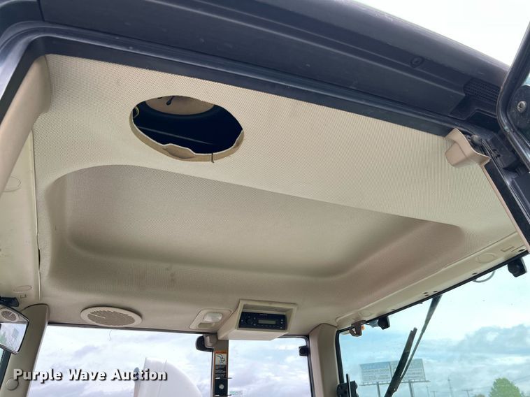 image for item LI9712 John Deere 7130  MFWD tractor