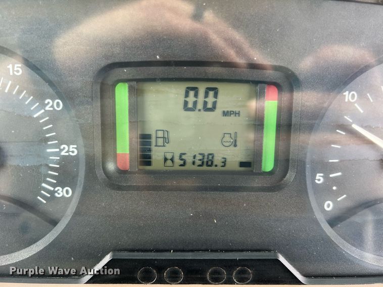 image for item LI9712 John Deere 7130  MFWD tractor