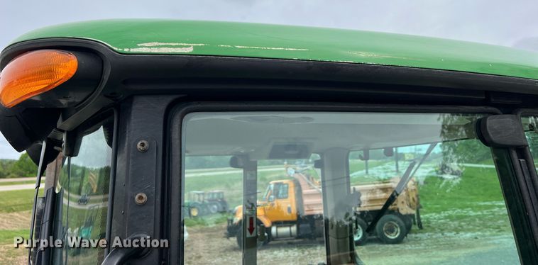 image for item LI9712 John Deere 7130  MFWD tractor