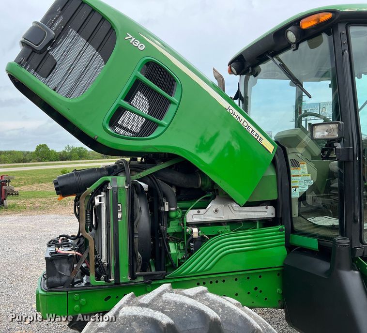 image for item LI9712 John Deere 7130  MFWD tractor