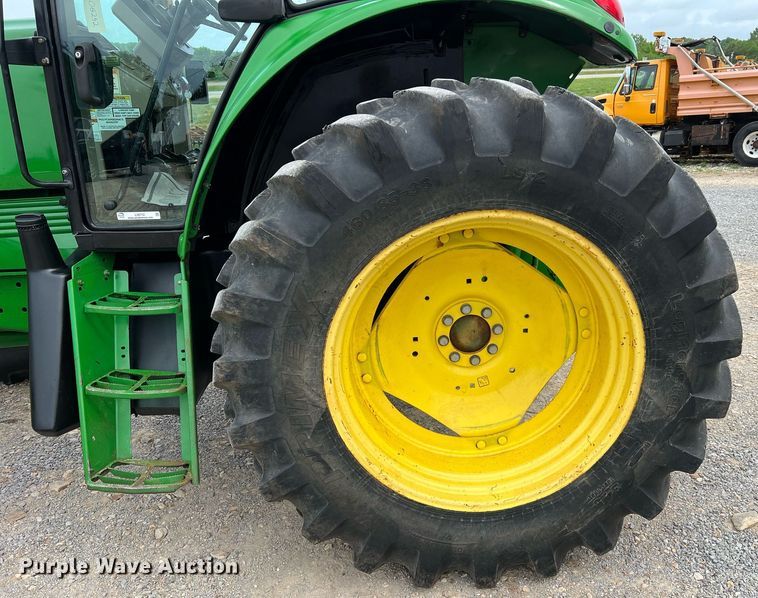 image for item LI9712 John Deere 7130  MFWD tractor