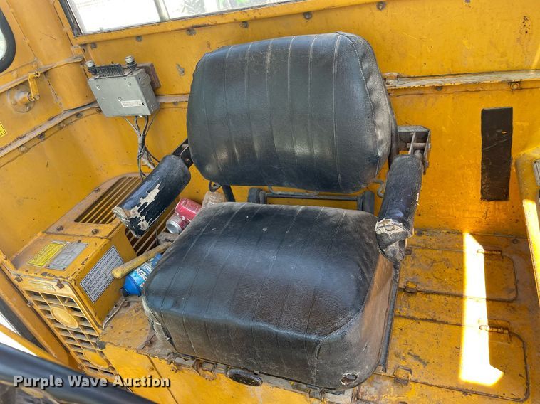 image for item LJ9639 1968 Caterpillar 12F  rigid frame motor grader