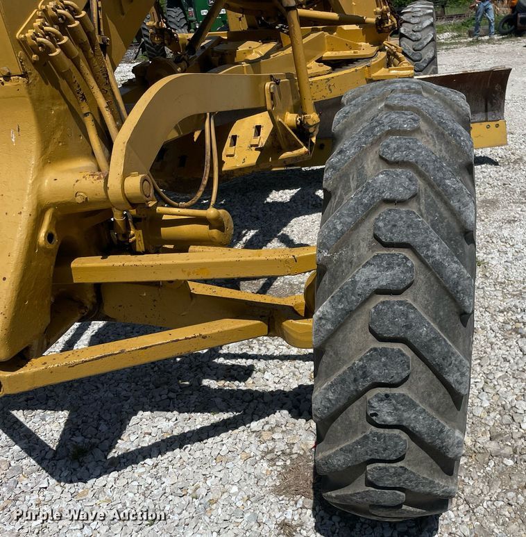 image for item LJ9639 1968 Caterpillar 12F  rigid frame motor grader