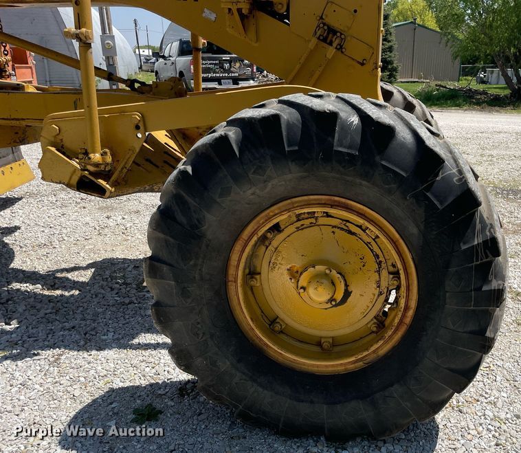 image for item LJ9639 1968 Caterpillar 12F  rigid frame motor grader