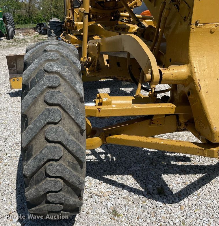 image for item LJ9639 1968 Caterpillar 12F  rigid frame motor grader