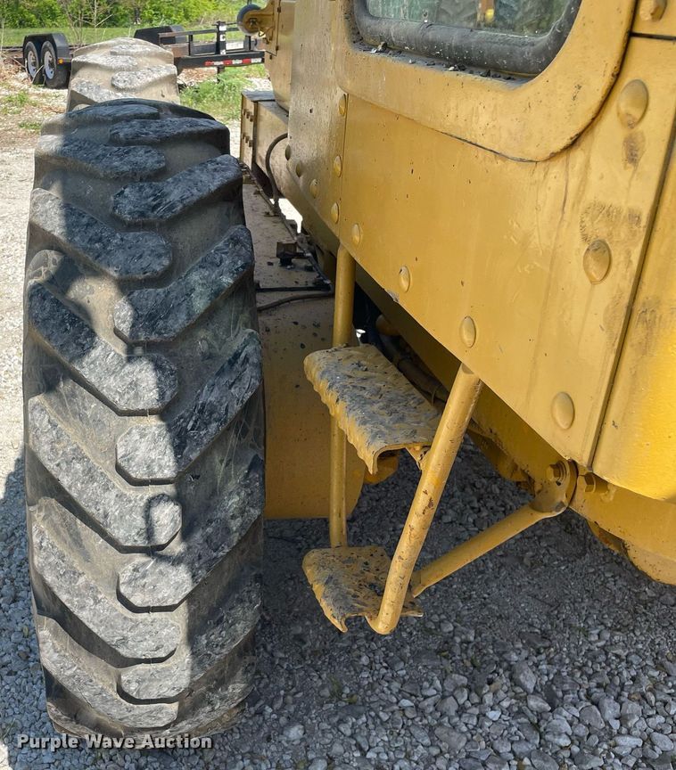 image for item LJ9639 1968 Caterpillar 12F  rigid frame motor grader