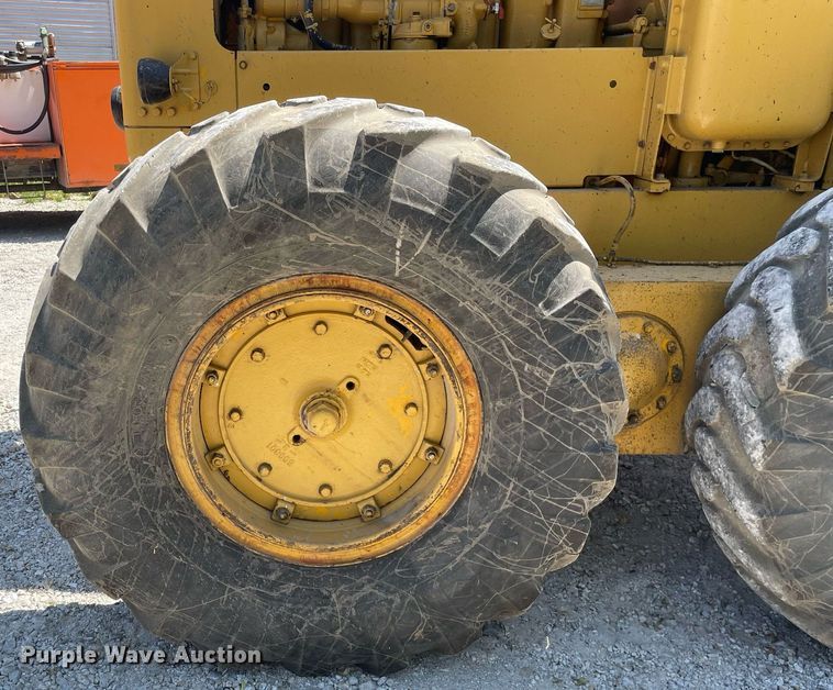 image for item LJ9639 1968 Caterpillar 12F  rigid frame motor grader