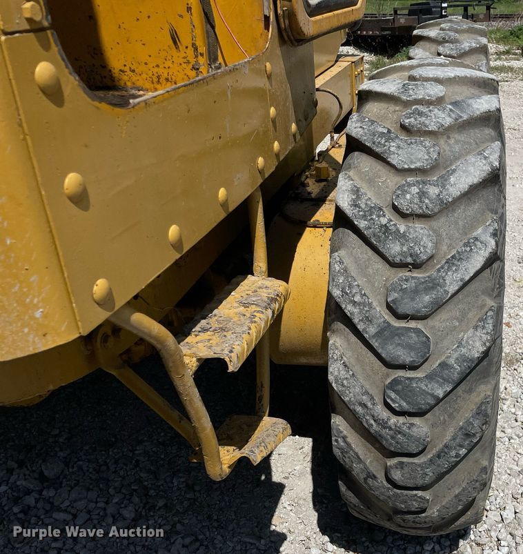 image for item LJ9639 1968 Caterpillar 12F  rigid frame motor grader