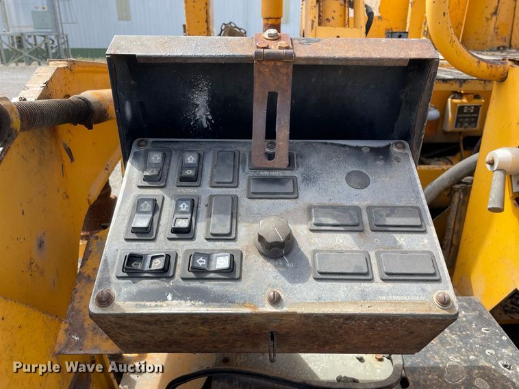 image for item LJ9640 2014 Blaw Knox PF-4410  paver