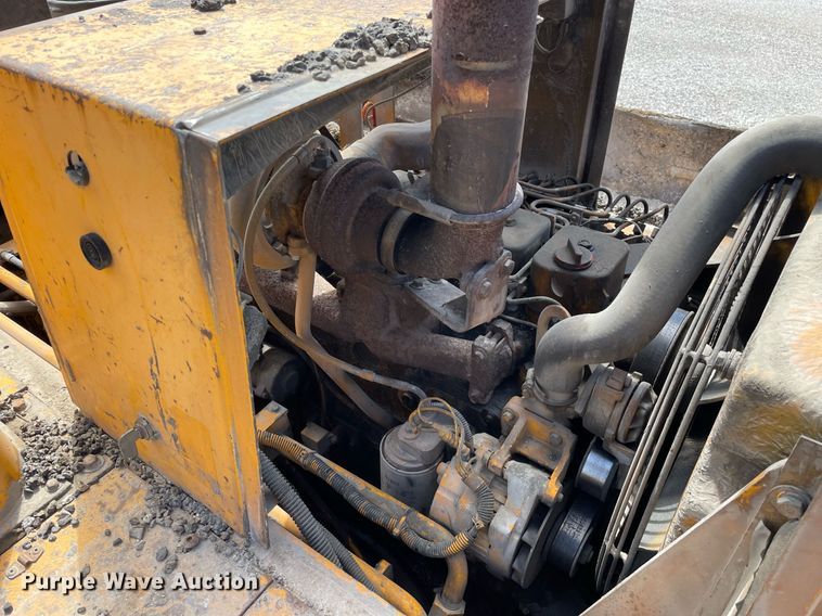 image for item LJ9640 2014 Blaw Knox PF-4410  paver