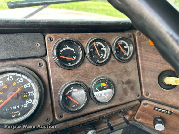 image for item LN9203 1994 Freightliner FLD120  pumper fire truck