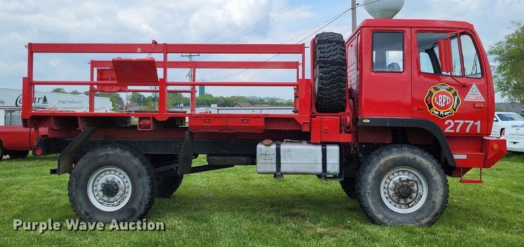 image for item LR9223 1997 Stewart & Stevenson  flatbed truck