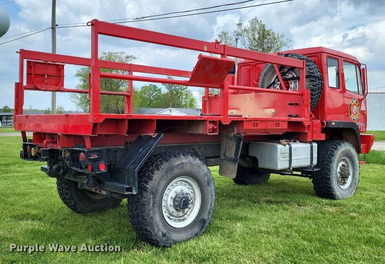 image for item LR9223 1997 Stewart & Stevenson  flatbed truck