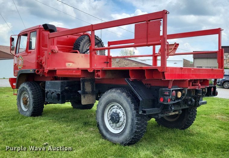 image for item LR9223 1997 Stewart & Stevenson  flatbed truck