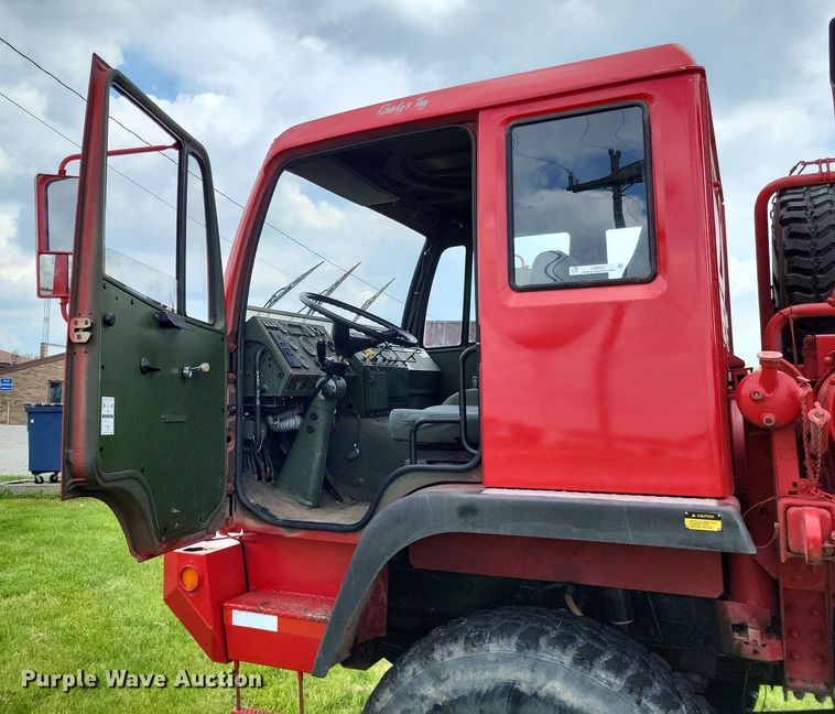 image for item LR9223 1997 Stewart & Stevenson  flatbed truck