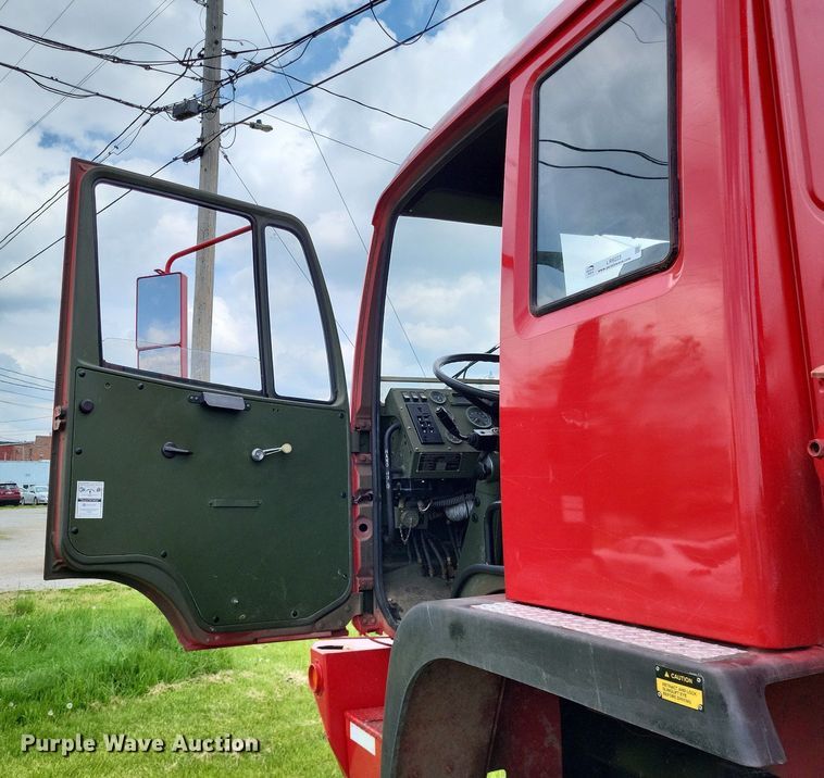 image for item LR9223 1997 Stewart & Stevenson  flatbed truck