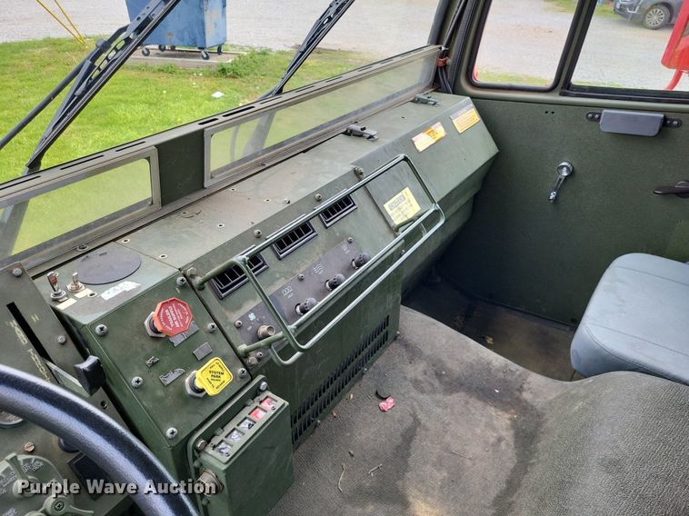 image for item LR9223 1997 Stewart & Stevenson  flatbed truck