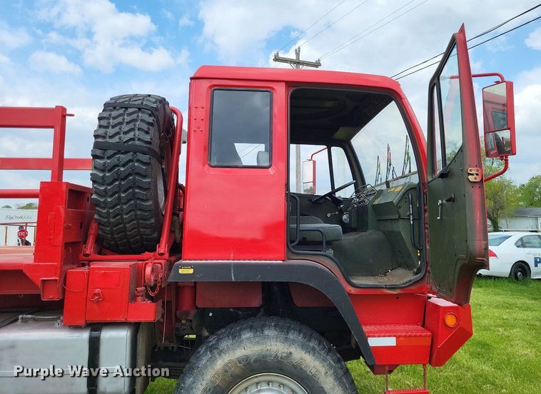 image for item LR9223 1997 Stewart & Stevenson  flatbed truck