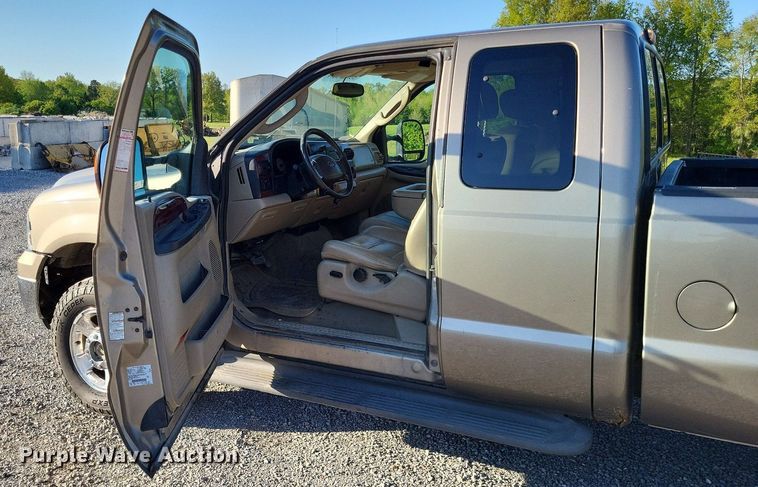 image for item LR9224 2005 Ford F250 Super Duty Lariat  SuperCab pickup truck